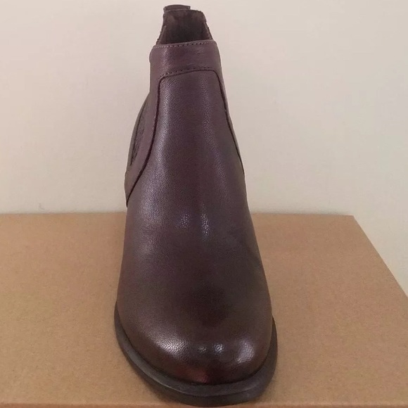 New ugg Cobie II Women’s gorgeous boots $295 - Picture 3 of 8